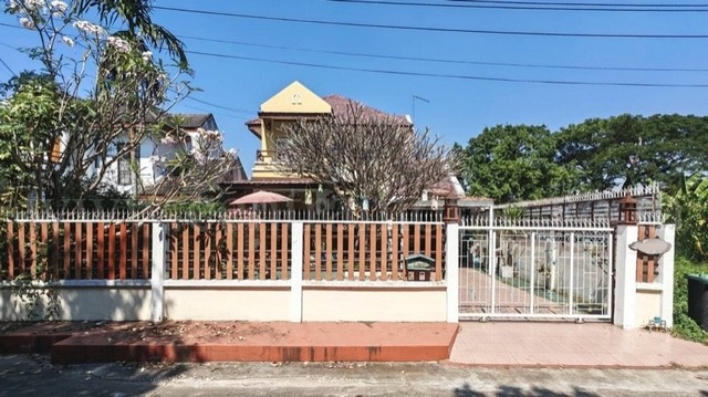 รหัสทรัพย์ 6863บ้านเดี่ยว 71 ตรว. เเปลงริม ติดสวน หมู่บ้านพนาสนธิ์ การ์เด้นโฮม 2 ถนนเลียบวารี หนอกจอกที่ตั้ง : ถนนเลียบวารี แขวงโคกแฝด เขตหนองจอก จังหวัดกรุงเทพมหานคร 10530รายละเอียดทรัพย์- บ้านเดี่ยว 2 ชั้น เนื้อที่ดิน 71 ตารางวา พื้นที่ใช้สอย 180 ตารางเมตร- 3 ห้องนอน, 2 ห้องน้ำ, 1 ห้องนั่งเล่น, 1 รับแขก, 1 ครัวนอก, 1 ห้องอเนกประสงค์, 3 ที่จอดรถ- เฟอร์นิเจอร์บิ้วอ