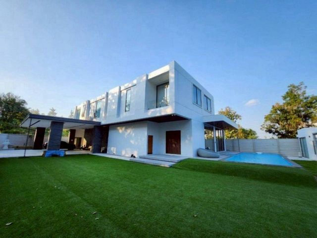 โซนสันกำแพง ขาย 29 ล้าน บ้าน 2 ชั้น #สไตล์โมเดิร์นสุดหรู บนพื้นที่ 1 ไร่ — พร้อมเฟอร์ฯ และบิ๊วอินทั้งหลัง! บ้านหลังใหญ่ ฟังก์ชันครบ พร้อมเข้าอยู่ได้ทันที!รายละเอียดตัวบ้าน• พื้นที่ใช้สอยกว่า 700 ตร.ม.• ชั้นล่างสูง 3.5 ม. | ชั้นบนสูง 3.0 ม.• 6 ห้องนอน 8 ห้องน้ำ– ห้องน้ำในตัว 6 ห้อง– อ่างอาบน้ำ 4 ห้อง– Walk-in closet ทั้ง 5 ห้อง– แอร์ทุกห้อง– ประตูล็อคสแกนรหัส + สแกนนิ้วมือทุกห้อง• โถงใหญ่ (