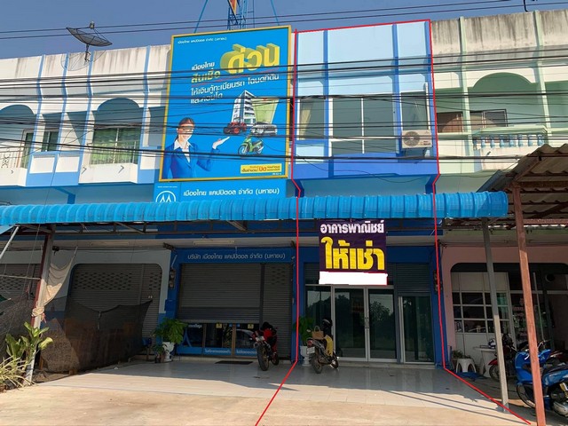 #Lis: 93777รายละเอียดทรัพย์- อาคารพาณิชย์ 2ชั้นครึ่ง พื้นที่ 27 ตร.ม. ปราณบุรี- หน้ากว้าง 4 เมตร- ติดถนนทางหลวงชนบท อยู่ในชุมชน- 2 ห้องนอนชั้น2 มีเตียง ที่นอน และแอร์ชั้นลอย ห้องนอนมีแอร์ ระเบียงด้านหลัง- 2 ห้องน้ำอยู่ชั้น 1ชั้น 2 ใช้ร่วมกับชั้นลอย- ชั้น 1 เป็นพื้นที่โล่ง มีชุดโต๊ะไม้ 1 ชุด- ดาดฟ้า มีระเบียงด้านหลัง โปร่งโล่ง อากาศดีจุดเด่น- เหมาะเน้นทำเลค้าขาย ร้านค้า ออฟฟิต 