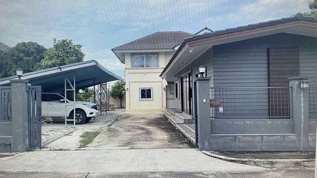 ขายต่ำกว่าราคาประเมิน ขายด่วนเพียง 3.5 ล้าน #กาญจน์กนกวิลล์1 #ดอยสะเก็ด บ้านเดี่ยว 2 ชั้นรายละเอียดบ้านพื้นที่ดิน 130 ตารางวา4 ห้องนอน | 4 ห้องน้ำ 1 ห้องแต่งตัว | 1 ห้องครัวกว้างจอดรถได้ 4–5 คัน (มีโรงจอดรถ 2 คัน + ถนนในบ้าน 2 คัน)แอร์ 5 เครื่องเฟอร์นิเจอร์ครบ: ตู้ เตียง พร้อมเข้าอยู่มีกล้องวงจรปิด 16 ตัวมีห้องสำนักงานแยก (6x17 เมตร) ใช้เป็นโฮมออฟฟิศหรือสร้างบ้านอีกหลังได้ห่างต