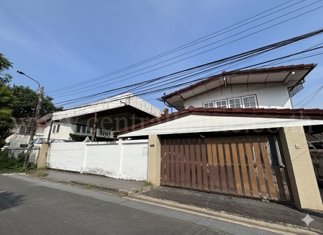 รหัสทรัพย์  6975บ้านเดี่ยว หมู่บ้านการเคหะท่าทราย ประชาชื่น 12 สภาพดีที่ตั้ง : แขวงทุ่งสองห้อง เขตหลักสี่ กรุงเทพมหานคร 10210รายละเอียดทรัพย์- บ้านเดี่ยว 2 ชั้น เนื้อที่ 80 ตารางวา พื้นที่ใช้สอย 450 ตารางเมตร- 5 ห้องนอน, 4 ห้องน้ำ, 1 ห้องรับแขก, 1 ห้องนั่งเล่น, 6 ที่จอดรถ- แอร์ 1 เครื่อง, Built-in เฟอร์นิเจอร์บางส่วน- หมู่บ้านเงียบสงบร่มรื่น น่าอยู่ การเดินทางสะดวก- หน้