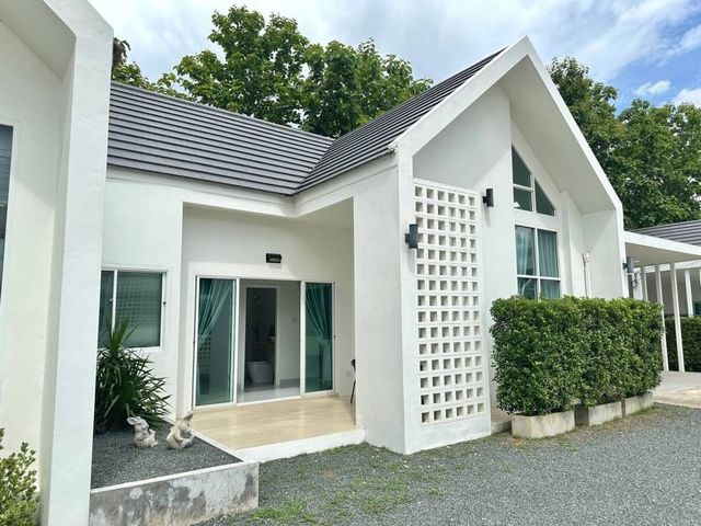 ขาย 2.89 ล้าน 91.8 ตรว. #หนองหาร #สันทราย #สไตล์โมเดิร์นนอร์ดิก​ #แถมเฟอร์นิเจอร์ทั้งหลัง #ใกล้ม.แม่โจ้ #ใกล้สวนนงนุชขนาดพื้นที่ 91.8 ตร.วพื้นที่ใช้สอย 145 ตร.ม 3 ห้องนอน 3 ห้องน้ำ  1 ห้องนั่งเล่น2 ที่จอดรถแท็งค์น้ำพร้อมเครื่องปั๊มน้ำฟรีแอร์ 3 ตัวสนามหญ้ากว้างราคา 2,890,000 ล้านบาทฟรีเฟอร์นิเจอร์4 นาที ถึง #ถนนใหญ่แม่โจ้เชียงใหม่8 นาที ถึง #โรงเรียนสันทรายวิทยาคม9 นาที ถึง #โรงพยาบาล