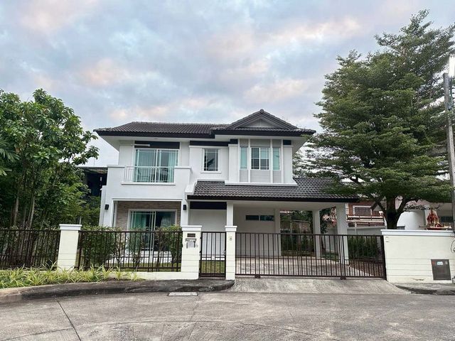 โซนแม่เหียะ ให้เช่า 40,000 บาท/เดือน #สีวลี #ราชพฤกษ์ บ้านสวย 2 ชั้น #เฟอร์นิเจอร์ครบ ทำเลดี โครงการคุณภาพ #หิ้วกระเป๋าพร้อมเข้าอยู่รายละเอียดบ้านที่ดิน 69.8 ตร.วา | พื้นที่ใช้สอย 180 ตร.ม.3 ห้องนอน | 3 ห้องน้ำ1 ห้องรับแขก พร้อมโซนนั่งเล่น และโซนรับประทานอาหาร1 ห้องครัว พร้อมเคาท์เตอร์ครัวบิ้วอิน  จอดรถได้ 2 คัน- ห้องนอนใหญ่ มีห้องน้ำในตัว  - ห้องน้ำแยกโซนเปียก และโซนแห้ง  - เฟอ