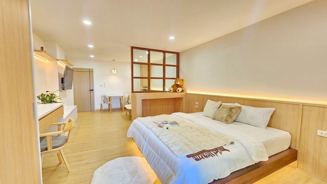 ขายคอนโด SR Complex เมืองเชียงใหม่รีโนเวทใหม่ วิวสระ พร้อมอยู่  ราคาเพียง 1.49 ล้านบาทคอนโดทำเลเมืองเชียงใหม่ ห้องรีโนเวทใหม่สไตล์มินิมอล โทนขาวสะอาด สะอาด โปร่งสบาย แบ่งพื้นที่ใช้งานเป็นสัดส่วน เหมาะสำหรับอยู่อาศัยเองหรือซื้อเพื่อลงทุนปล่อยเช่า รายละเอียดห้องขนาด 38 ตร.ม. ชั้น 5 วิวสระว่ายน้ำรูปแบบ 1 ห้องนอน  1 ห้องน้ำ  1 ห้องนั่งเล่น  1 ห้องครัว แยกเป็นสัดส่วนรีโนเว