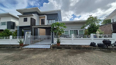 ขาย  กุลพันธ์วิลล์ โครงการ 9 ติด ร.ร.นานาชาติลานนาพิกัด ; ต.บ้านแหวน อ.หางดง จ.เชียงใหม่ราคาเพียง 4.9 ลบ. โอนคนครึ่งค่ะ เพียง 15 นาที จากแยกแอร์พอร์ท(บ้านไม่ค่อยมีคนอยู่ เจ้าของอยู่ต่างประเทศ)ที่ดิน 75 ตรว.พื้นที่ใช้สอย 261 ตร.ม. 2 ห้องนอน (สามารถกั้นห้องนอนเพิ่มได้อีก2ห้อง) 1 ห้องพระ 3 ห้องน้ำ 1 ห้องรับแขก 1 ห้องครัว ที่จอดรถในบ้าน 2 คันพร้อมเข้าอยู่ ให้เฟอร์นิเจอร์และเครื่อง