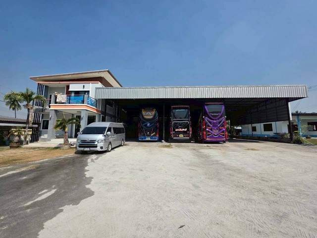 #เปิดขายบ้าน มีพื้นที่ ริมสวน วิวตามธรรมชาติ#พิกัด : ในเขต หนองรี #บริเวณ วัดหนองรี ต.บ้านสวน อ.เมือง จ.ชลบุรี#บนพื้นที่ #จำนวน 1 ไร่ 44 ตารางวา 3 ห้องนอน 3 ห้องน้ำ จอดรถภายในบ้านได้เกิน 10 คัน#ด้านหน้าของบ้าน มีบ้านน็อกดาวน์ จำนวน 1 หลัง#ด้านหลังของบ้าน มีบ้านพักคนงานอีก 4 ห้อง#ราคาขาย = 12 ล้านบาท #สนใจ #ติดต่อ / #สอบถาม #เพิ่มเติม / #ขอนัดชมบ้าน098 - 2361563 / เอส ครับ 