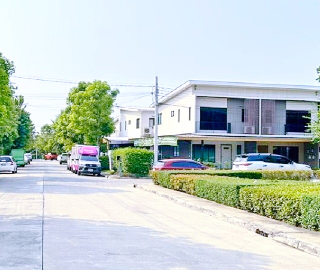 ลดครั้งที่3 โรบินสัน ศรีสมาน 2.7 กม อิมแพ็ค อารีน่า เฟอร์ฯ วิวสวน ทาวน์โฮม 2 ชั้น ห้องหัวมุม 28 ตร.วา. 225 ตร.ม.พร้อม 21,998B-M. รร.นานาชาติไนท์บริดจ์เฮาส์ 2.5 กม. 3 นอน 2 น้ำ ติดถนนติวานนท์ เหมาะสำหรับออฟฟิศ สำนักงาน หรือพักอาศัย วัดศรีรัตนาราม  MRT แจ้งวัฒนะปากเกร็ด 28 3.3 กม. ติวานนท์-ปากเกร็ดImpact Arena fully furnished garden view Third discount Robinson Srisaman 2.7 km. 2-story townhome corner unit 28 sq.wa. 225 sq.m.  21,999 B-M. Knightsbridge House International School 2.5 km. 3 bed 2 bath on Tiwanon Road ideal for an office or residence. Wat Sri