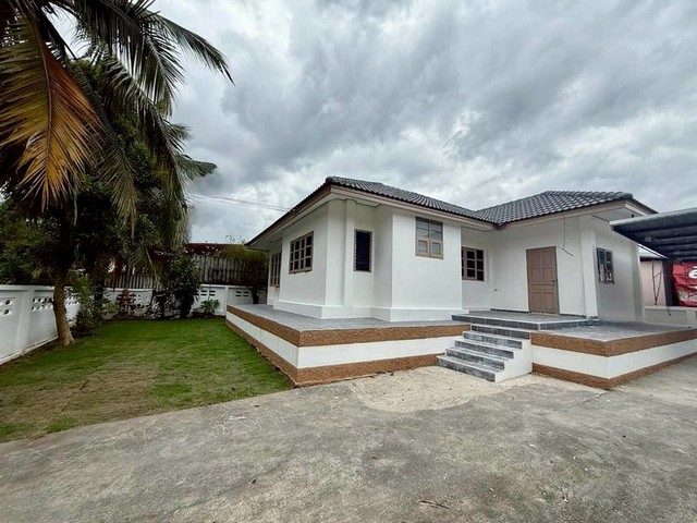 ขายต่ำกว่าราคาประเมิน เพียง 2.59 ล้าน 96.6 ตรว. #สันทราย #หนองจ๊อม บ้านชั้นเดียว หลังใหญ่ #รีโนเวทใหม่ บ้านสวยเหมือนบ้านใหม่ ทำเลดี เดินทางสะดวกเนื้อที่ 96.9 ตารางวา2 ห้องนอน 2 ห้องน้ำจอดรถได้หลายคัน ขายเพียง 2.59 ล้านบาท ฟรีค่าโอนคุ้มค่ามาก เหมาะทั้งอยู่อาศัยและลงทุน ประเมินธนาคารอยู่ที่ประมาณ 3.5–3.8 ล้านบาท Single-Storey House for Sale – #NongChom, #SanSaiSpacious home renovated — will look brand new complete!Great location with easy access to the city.Land size: 96.9 sq.wah