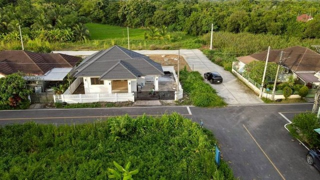 ขายเพียง 2.49 ล้าน 57 ตรว. #หนองจ๊อม #สันทราย #แปลงมุม บ้านชั้นเดียว #รีโนเวทใหม่ สวยพร้อมอยู่ #เฟอร์นิเจอร์ครบ เดินทางสะดวก เข้าเมืองง่ายที่ดิน 57 ตร.ว. 3 ห้องนอน | 2 ห้องน้ำจอดรถ 3 คันเฟอร์นิเจอร์ที่ได้รับชุดห้องรับแขกชุดห้องนอนมาสเตอร์ชุดโต๊ะอาหารผ้าม่านแอร์โซนห้องนั่งเล่นชุดห้องครัว ราคาเพียง 2.49 ล้านบาท กู้ได้เต็ม ไม่ต้องดาวน์เพิ่ม บ้านนอกโครงการ ไม่มีค่าส่วนก