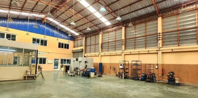 ให้เช่าโรงงาน พร้อม ออฟฟิศ  800 ตร.ม. 200 ตร.วา. มี รง.4 รร.บ้านบางปิ้ง 1.9 กม. มหาชัยเมืองใหม่ สมุทรสาคร 79,999 B-M. ตลาด พันท้ายนรสิงห์  3.2 กม.หาของกินง่าย เดินทางสะดวกรถใหญ่เข้า-ออกสะดวก ไทวัสดุ มหาชัย 2.3 กม. Thai Watsadu Mahachai 2.3 km. Factory with office for rent 800 sq.m. 200 sq.wa. Factory 4 Ban Bang Ping School 1.9 km. Mahachai Muang Mai Samut Sakhon 79,999 B-M. Phanthai Norasing Market 3.2 km. Easy access to food and transportation. Large vehicles can enter and exit easily.วงแหวนกาญจนา ถ.พระราม 2 เอกชัย - บางบอน ตำบล นาดี อำเภอเมืองสมุทรสาคร สมุทรสา