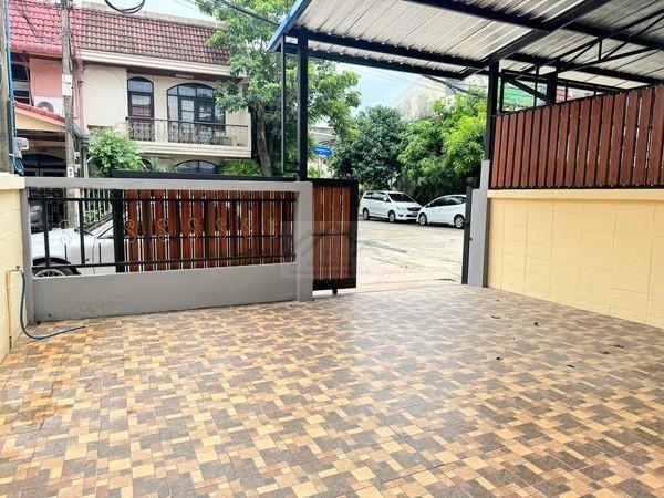 ให้เช่าบ้านเดี่ยว 2 ชั้น หมู่บ้านสินพัฒนาธานี ถนนประชานิเวศน์ 1 ประชาชื่น ใกล้ตลาดบองมาร์เช่ราคาเช่า 24,000 บาท / เดือนที่ตั้ง ถนนเทศบาลสงเคราะห์ ซอยเทศบาลสงเคราะห์ 1 แขวงลาดยาว เขตจตุจักร กรุงเทพมหานครติดต่อ : คุณภัสพงณ์ 0634098164Line : binkem22https://www.facebook.com/profile.php?id=61581484955548เนื้อที่ 76 ตารางวา ( บ้าน 25 ตร.ว. และ ที่ดินสนาม 51 ตร.ว.) จำนวน 2 ชั้น 3 ห้องนอน 2 ห้องน้ำมี 1 โถงรับแขก จอดรถได้หลายคัน มีมุ้ง�