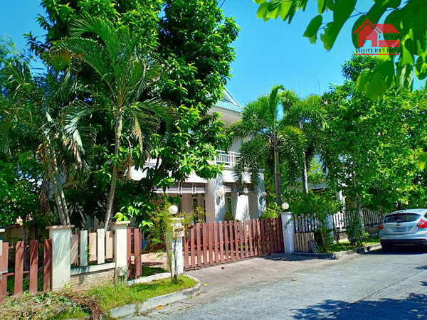 รายละเอียด  ให้เช่าขายบ้านเดี่ยว เนื้อที่ 72  ตารางวา พื้นที่ใช้สอย 165 ตารางเมตร  4 ห้องนอน 4 ห้องน้ำ แอร์ 5 เครื่อง เฟอร์นิเจอร์ครบ มีบริเวณสวน มีที่จอดรถ มี 1 ห้องครัว ห้องรับแขก 1 ห้องแม่บ้าน เป็นบ้านที่น่าอยู่พร้อมบรรยากาศเงียบสงบ คุณภาพบ้านมีระดับ  กล้อง CC TV ห้างสรรพสินค้ามากมายสะดวกแหล่งท่องเที่ยวมากมาย โครงการรายล้องด้วยแหล่งอำนวยความสะดวกใกล้ชายหาดบางแ�