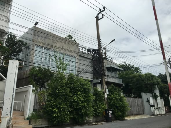 ราคาเช่า 85,000 บาท / เดือนเช่าระยะยาว 1-3 ปี (เช่าตามสภาพสามารถ renovate ตามธุรกิจของผู้เช่า แต่ต้องเสนอแบบขออนุมัติ)ล่วงหน้า 1 เดือน ประกัน 3 เดือนราคาขาย 19 ล้านบาท(ค่าโอนและค่าใช้จ่ายทั้งหมดของการโอนหารคนละครึ่ง)Home Studio สุขุมวิท 101/1 ให้เช่า(เดิมเป็น Home Office เป็น studio ใช้ถ่ายทำรายการ)เหมาะทำโฮมออฟฟิศ พักอาศัย / Production House/ live ขายสินค้า / Studio / Gallery / airbnb Hostel / ร้านกาแฟ / etc.พื้นที่ 101 ตร.ว. พื้นที่ใช้สอ�