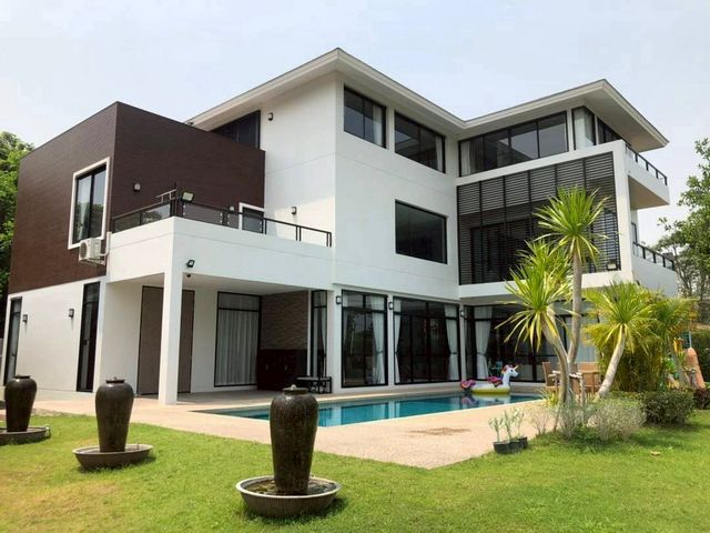 โซนหางดง ขาย 39 ล้าน 305 ตรว. 6 นอน 7 น้ำ บ้านหรู 3 ชั้น #เฟอร์นิเจอร์ครบ พร้อมเข้าอยู่ โครงการคุณภาพ บนพื้นที่ระดับ VIP มีความเป็นส่วนตัวสูง เดินทางสะดวก เข้าออกได้หลายเส้นทางพื้นที่ดิน 305 ตร.วา | พื้นที่ใช้สอย 800 ตร.ม.6 ห้องนอน 7 ห้องน้ำห้องแม่บ้าน + ห้องน้ำแยกห้องรับแขกขนาดใหญ่ห้องทำงานครัวไทย และครัวฝรั่งถังสำรองน้ำ 2 ถังใหญ่โรงจอดรถมากกว่า 3 คันสระว่ายน้ำระบบเกลือ ขน