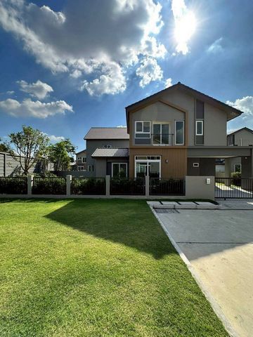 ขาย 17 ล้าน #อณาสิริพายัพ – บ้านเดี่ยว 2 ชั้น #แปลงมุม ที่ดินใหญ่ ทำเลดีที่สุดในหมู่บ้าน สไตล์ #AmericanCountry ใกล้ #สถานกงสุลอเมริกัน เพียง 200 เมตร!รายละเอียดบ้าน:ขนาดที่ดิน 68.6 ตร.ว. (≈ 274.4 ตร.ม.)พื้นที่ใช้สอย 156 ตร.ม.4 ห้องนอน | 3 ห้องน้ำ | 1 ห้องครัวมีสวนกว้าง + พื้นที่ด้านข้าง แปลงมุมหันหน้า #ทิศเหนือ บ้านไม่ร้อนราคา: 17 ล้านบาททำเลใจกลางย่านธุรกิจ CBP เดินทางสะดวก ใกล้ Big C Extra, Index Living Mall, โรงพยา�