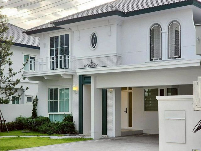 ทำเลพรีเมียม #โซนแม่เหียะ ขาย 15.99 ล้าน #Mantana2 #Serene Lake - เชียงใหม่ บ้านใหม่ 2 ชั้น บ้านหรูใกล้เมือง บรรยากาศธรรมชาติ #วิวดอยสุเทพแบบบ้าน NICE บนที่ดิน 95 ตร.วา4 ห้องนอน5 ห้องน้ำ3 ที่จอดรถหันหน้าทิศใต้ไม่รวมเฟอร์นิเจอร์ลอยตัวจุดเด่นของบ้านสวนจัดแต่งเรียบร้อยสุขภัณฑ์อัจฉริยะทุกห้องน้ำครัวไทยพร้อม Built-inแอร์ครบทุกห้องวอลล์เปเปอร์ทั้งหลังระบบกันขโมยประตูรั้วรีโมทระบบกำจั