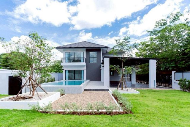 Pool Villa 8.79 ล้าน – #สันกลาง #สันกำแพง บ้าน 2 ชั้น พร้อมสระว่ายน้ำส่วนตัว ทำเลทอง #น้ำไม่ท่วม อยู่สบายทุกฤดู เหมาะทั้งอยู่อาศัยและลงทุนปล่อยเช่ารายละเอียดบ้านที่ดิน 118.9 ตร.วา | พื้นที่ใช้สอย 347.8 ตร.ม.3 ห้องนอน | 4 ห้องน้ำ | ห้องรับแขกกว้างจอดรถได้ 4 คันสระว่ายน้ำระบบเกลือ Overflow ขนาด 9x4 ม.คอร์ทยาร์ดพร้อมสวนสวยไม่มีค่าส่วนกลางฟรีของแถมสุดคุ้ม มูลค่าหลักแสนถังเก็บน้ำ DOS 1,000 ลิตร + ป