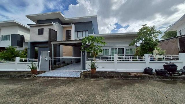 ขายด่วน 4.9 ล้าน 75 ตรว. #กุลพันธ์วิลล์9 (Centric) #หางดง บ้านเดี่ยว 2 ชั้น ทำเลดี #ใกล้สนามกอล์ฟ North Hills #ซื้ออยู่เองหรือปล่อยเช่าได้ เดินทางสะดวก เข้าเมืองง่ายขนาดที่ดิน 75 ตร.วา | พื้นที่ใช้สอย 261 ตร.ม.2 ห้องนอน *ปรับเป็น 4 ห้องนอน ได้3 ห้องน้ำ1 ห้องรับแขก1 ห้องครัวที่จอดรถในบ้าน 2 คันบ้านหันหน้า ทิศเหนือราคาเพียง 4.9 ล้านบาทโครงการกุลพันธ์วิลล์ 9 (เซนทริค) ถ.เชียงใหม่–หางดงเพียง 20 นาที