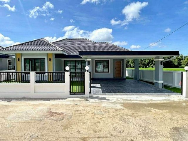 ราคาเพียง 2.89 ล้าน 69 ตรว. #สันป่าเปา #สันทราย บ้านเดี่ยวชั้นเดียว เนื้อที่กว้าง ดีไซน์ทันสมัย ทำเลดี ใกล้ถนนเชียงใหม่–ดอยสะเก็ด #ใกล้เซ็นทรัลเฟสติวัล เข้าเมืองง่าย เดินทางสะดวกสุดๆรายละเอียดบ้านที่ดิน 69 ตร.วาพื้นที่ใช้สอย 125 ตร.ม.3 ห้องนอน 2 ห้องน้ำ1 ห้องรับแขก1 ห้องเอนกประสงค์1 พื้นที่ซักล้าง2 ที่จอดรถทำเลสะดวกใกล้ถนนเชียงใหม่–ดอยสะเก็ดเพียง 10 นาทีถึง เซ็นทรัลเ