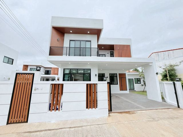 โซนแม่เหียะ ให้เช่า 80,000 บาท/เดือน ขาย 8.89 ล้าน #พูลวิลล่าสร้างใหม่ 2 ชั้น #สไตล์โมเดิร์น #อำเภอเมือง #ขายต่ำกว่าราคาประเมิน เดินทางสะดวกทำเลดี ใกล้ตัวเมือง พร้อมของแถมมากมาย ปล่อยทำ #Airbnb ได้เนื้อที่ 95.4 ตารางวา พื้นที่ใช้สอย 280 ตรม. 5 ห้องนอน 6 ห้องน้ำสระว่ายน้ำขนาด 4×8 เมตร2 -4 ที่จอดรถ    ฟรีของแถมหลายรายการฟรีโอนมุ้งลวดทั้งหล้งระบบท่อกำจัดปลวก มิเตอร์น้ำมิเตอร์ไฟชุดเคา