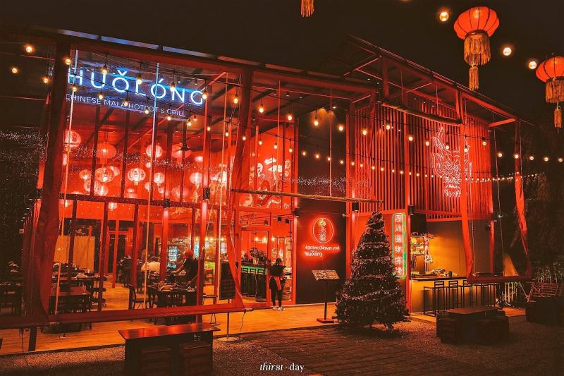 สนใจติดต่อ คุณเตยโทร 094-209-2092Line: toeytoeyy.kเซ้งร้าน Huolong Chinese Mala Hotpot and Grill ???????? #เด่นสง่ามาก เพียง 2.5ล้าน #ราคาพิเศษจาก 3.5 ล้าน  #พร้อมเปิดได้เลย ได้ร้านสวยพร้อมอุปกรณ์ทั้งหมดในร้าน แบบจัดเต็ม- ร้านโปร่งโล่ง ตกแต่งสวย???????? บรรยากาศ เหมือนอยู่จีน- มีห้องส่วนตัว รองรับลูกค้าจัดเลี้ยงได้ #ทำเลดีมาก ร้านแปลนสวย บรรยากาศเหมือนอยู่จีน- เป็นซอยที่รถใช้สันจรทะลุไปมา ค่อนข้างมีคนเข