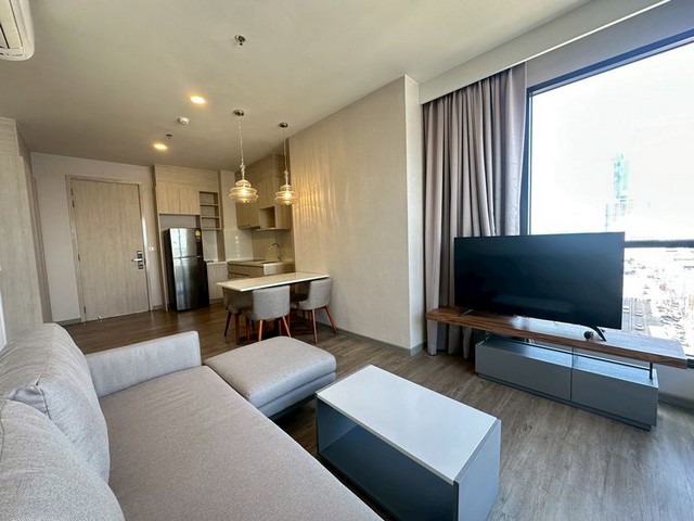 TEL:088-559 5199 คุณเอLine:https://line.me/ti/p/C0eGe0whLXCondo for Rent : KEEN CENTRE SRIRACHAใช้ชีวิตสะดวก สบาย กับคอนโดที่ทำเลดีที่สุดในศรีราชา เดินทางสะดวก ติดสุขุมวิท ราคาเช่า 40,000 บาท / เดือนมัดจำ 2 เดือน - ล่วงหน้า 1 เดือนชั้น 9 วิวเมือง - ทะเลพื้นที่ 67 ตร.ม.2 ห้องนอน 2 ห้องน้ำ เครื่องใช้ไฟฟ้าครบ ทำความสะอาดห้อง อาทิตย์ละ 2 ครั้งฟรีสิ่งอำนวยความสะดวก - สระว่ายชั้น38- ฟิตเน็ทพร้อมเครื่อง ออกกำลังกายหลายชนิด- ออนเซ็นแยกช