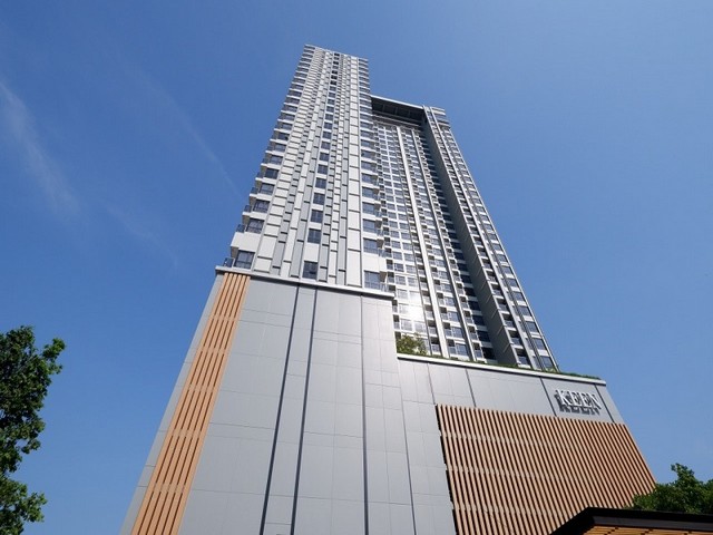 TEL:088-559 5199 คุณเอLine:https://line.me/ti/p/C0eGe0whLXให้เช่า KEEN CENTRE SRIRACHA คอนโดทำเลทอง ใจกลางศรีราชาชีวิตสะดวกสบาย ใกล้สุขุมวิท พร้อมสิ่งอำนวยความสะดวกครบ ทำเล: ศรีราชา ชลบุรี (ติดถนนสุขุมวิท เดินทางง่าย ใกล้แหล่งช็อปปิ้ง โรงเรียน และโรงพยาบาล) ราคาเช่า: 17,000 บาท/เดือน (ต่อรองได้)มัดจำ 2 เดือน - ล่วงหน้า 1 เดือนชั้น 10พื้นที่ 40 ตร.ม.1 ห้องนอน 1 ห้องน้ำเฟอร์นิเจอร์บิวท์อินครบ พร้อมเข้าอยู่เครื่องใช้ไ