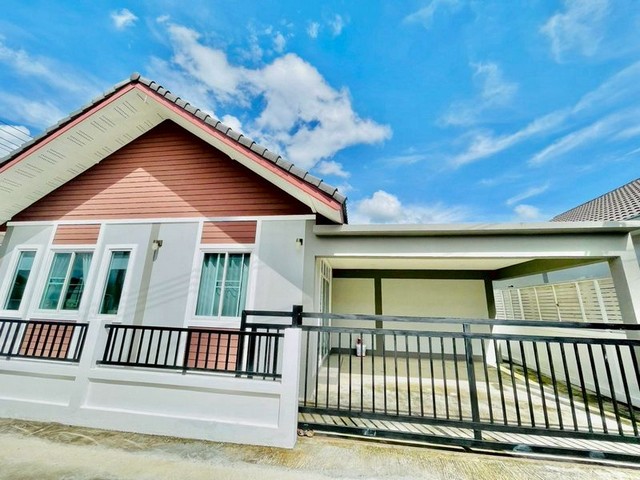 โซนป่าแดด ขายเพียง 1.79 ล้าน 43 ตรว. บ้านเดี่ยวชั้นเดียว  #แปลงมุม ทำเลดี น่าอยู่ เข้า–ออกเมืองสะดวก บรรยากาศเงียบสงบ เหมาะอยู่อาศัย รายละเอียดบ้านที่ดิน 43 ตารางวา3 ห้องนอน 2 ห้องน้ำ1 ห้องครัว1 ห้องนั่งเล่นจอดรถได้ 2 คัน ทำเลใกล้เคียงใกล้ โรงเรียนวัดวังสิงห์คำ ราคา 1.79 ล้านบาท (โอน 50/50)Single-Storey Detached House – #PaDaet #Corner Plot in a Quiet & Convenient Location Property DetailsLand size: 43 sq.wah3 Bedrooms2 Bathrooms1 Kitchen1 Living RoomParking for 2 cars NearbyClose to Wat Wangsinkham SchoolEasy access t