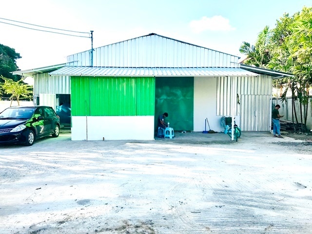 ติดถนนรามอินทรา 57 MRT วัชรพล 4 กม. เพลินนารี่มอลล์200 ม. ตลาดตลาดถนอมมิตร200 ม. เลียบด่วนเอกมัย-รามอินทรา โกดังใหม่ บนพื้นที่ 1 ไร่  หรือ 400 ตร.ว.  1 ชั้น ทำเลดีเยี่ยม!29,999B-M 3น้ำ ติดถนนMRT Wacharaphon 4 km. Excellent location! Adjacent to Ramintra 57 Wacharapol. 29,999 THB-month. 3-bath Road frontage. Plearnary Mall 200m Thanommit Market 200m Ekkamai-Ramintra Expressway. New warehouse on 1rai (400sq.wa.) of land, 1 storyรามอินทรา 57 เลียบด่วนเอกมัย-รามอินทรา  ซ.วัชรพล ถ.วัชรพล แขวงท่าแร้ง เขตบางเขน กรุงเทพมหานคร 10220 พร้อมพื้นที่จอ