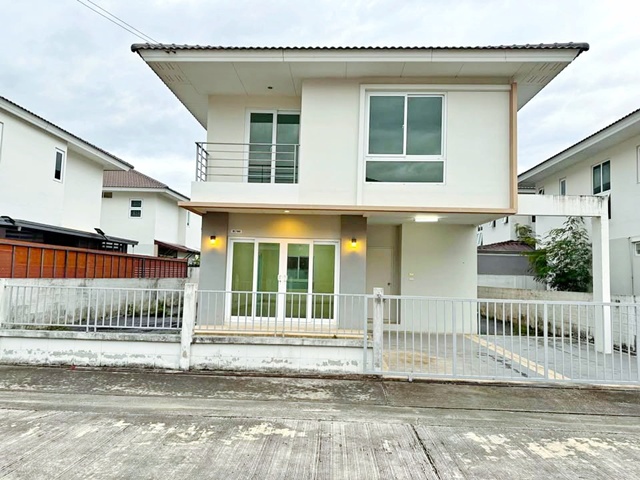 เดินทางสะดวก เข้า-ออกได้หลายทาง ตลาดหทัยมิตร 3.2 กม. หทัยราษฎร์ 37-39  ขาย-ให้เช่า บ้านเดี่ยว 2 ชั้น บ้านใหม่ไม่เคยเข้าอยู่  50 ตร.วา. 200 ตร.ม. รร.นานาชาติเกวลี 1.4 กม. หลังท้ายหมู่บ้าน เงียบสงบ เหมาะกับอยู่อาศัย 3 นอน 3 น้ำ  12,998B-M. ขาย 4.59 ลบ. ทำเลดี ใกล้ถนนใหญ่  Hathaimit Market 3.2 km. Hathairat 37-39  For Sale/Rent: 2-story detached house brand new never occupied 50 sq.wa. 200 sq.m. Kewalee International School 1.4 km. Located at the end of the village quiet and peaceful ideal for living. 3 bed 3 bath 12,998B-M. Sale price 4.59 million B-M. Good location near the main road convenient transportation 