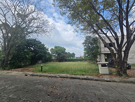 ขายด่วนๆๆ ขายราคาตัด ที่ดินเปล่า หลังรร.วารี เชียงใหม่ เพียง1.3กม. น้ำไม่ท่วมค่ะ พิกัด : มบ.บ้านสวนกลางเวียง ต.หนองหอย  อ.เมืองเชียงใหม่  จ.เชียงใหม่สิ่งแวดล้อมและเพื่อนบ้านดี สวยร่มรื่น เงียบสงบขายราคาเพียง 2.8ลบ.** ลดจากราคา 3.3 ล้านบาท  #โอนคนครึ่งค่ะ  ( ลดให้เลย 5 แสนบาท ต่ำกว่าราคาตลาด )เนื้อที่ 87.6 ตารางวาสถานที่ใกล้เคียง :สนามบินเชียงใหม่เซ็นทรัลแอร์พอร์ทเชียงใหม