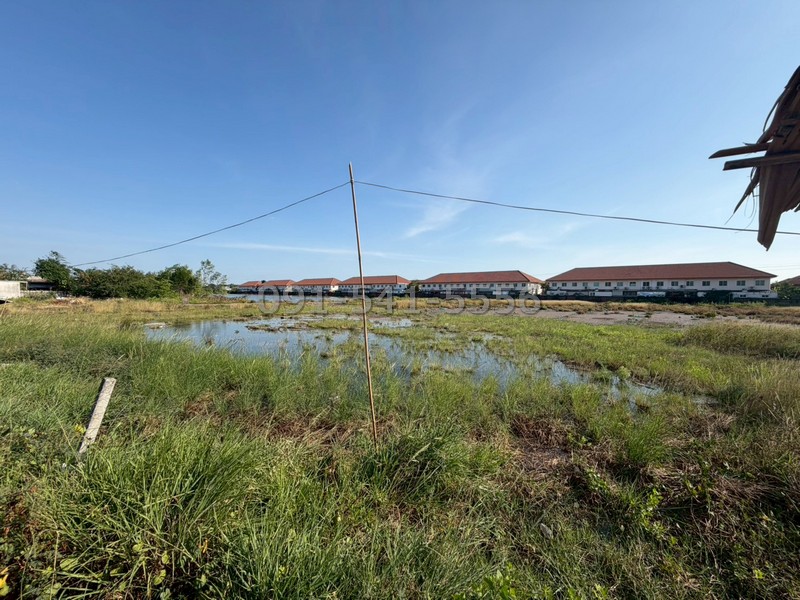 ขายที่ดิน ติดถนนประชาอุทิศ 90 หน้ากว้าง 122 ม. / ผังเมืองสีเหลืองเนื้อที่รวม 15-3-98 ไร่ แบ่งเป็น 2 แปลง (ตามรูป)แปลงที่ 1: 2 ไร่แปลงที่ 2: 13-3-98 ไร่ข้อมูลทรัพย์สิน* ประเภท: ที่ดินติดถนนใหญ่* เนื้อที่รวม: 15-3-98 ไร่* หน้ากว้าง: 122 เมตร* ความลึกสูงสุด: ~80 เมตร* ด้านหน้าที่ดินติดถนนประชาอุทิศ 90 ทิศเหนือ* ด้านหลังที่ดินติดหมู่บ้านไอลิฟทาวน์ ทิศใต้* ผังเมือง: สีเหลือง (ประเภทที่อยู่อาศัยหนาแ�