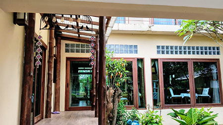 ขายบ้านพร้อมอยู่ ในโครงการ ซัมมิท กรีนวัลเล่ย์ แม่ริม เชียงใหม่ที่ดิน 164 ตร.ว. | พื้นที่ใช้สอยประมาณ 400 ตร.ม. | ราคา 15.9 ล้านบาทผู้ซื้อ–ผู้ขายออกค่าโอนคนละครึ่ง ฟังก์ชันครบ• 3 ห้องนอน• 5 ห้องน้ำ• Walk-in Closet• ห้องรับแขก / ห้องทำงาน / ห้องครัว• ห้องแม่บ้าน• ที่จอดรถ 2 คัน พร้อมเฟอร์นิเจอร์และเครื่องใช้ไฟฟ้าแอร์ 8 เครื่อง | ทีวี 3 เครื่อง | เครื่องทำน้ำอุ่น 4 เครื่อง | ตู้เย็น | ไมโคร