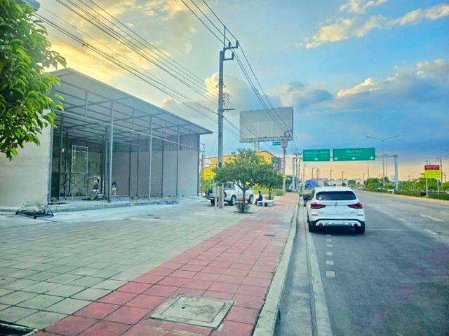 อ่อนนุช 66-72 ให้เช่าอาคารพาณิชย์ 1 ชั้น 4 คูหา (แบ่งเช่าได้) 48 ตร.ม. 12 ตร.วา.MRT ศรีนุช 1.6 กม.   รร.นานาชาติ Scholars Gateway SGIS 1.3 กม. ทำเลทอง ติดถนนใหญ่ 1 นอน 1 น้ำ 24,999 B-M.โรบินสัน ศรีนครินทร์ 2.2 กม. แหล่งชุมชน ช้อปปิ้ง ตลาดพัฒนาการ 1.8 กม. ถ. พัฒนาการ ตัดใหม่ OnNut 66-72MRT Srinuch 1.6 km. 1-story commercial building for rent 4 units can be rented separately 48 sq.m. 12 sq.wa. Scholars Gateway International School SGIS 1.3 km. Prime location on main road. 1 bed 1 bath 24,999 B-M. Robinson Srinakarin 2.2 km. Community shopping Phatthanakan Market 1.8 km. New Phatthanakan Road. แยก-ต่างระดับอ่อนนุช-พัฒนา