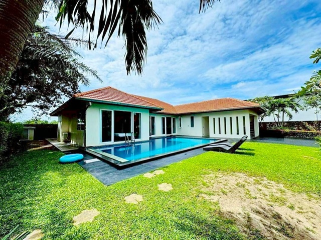 สยามคันทรี คลับ โรลลิ่ง ฮิลล์ 3กม.ให้เช่า พูลวิลล่า 4นอน ฟลาวเวอร์แลนด์ พัทยา 3.6กม. พร้อมสระว่ายน้ำส่วนตัว พัทยา ฝั่งข้ามทางรถไฟ ทุ่งกลม-ตาลหมัน รร.นานาชาติหัสดิน 2.4กม.  63ตร.วา. 250ตร.ม. ตกแต่งครบพร้อมเฟอร์ฯ 6 น้ำ 69,999 B-M.ใกล้แหล่งท่องเที่ยว ฟลาวเวอร์แลนด์ พัทยา 3.6 กม. หมู่บ้านช้างพัทยา ถ.ทุ่งกลม-ตาหมันFor Rent pool villa 4bed Siam Country Club Rolling Hills 3km. Flowerland Pattaya 3.6km. in Pattaya across from the railway line Thung Klom-Tal Man Road. Hasdin International School 2.4km. 63sq.wa. 250sq.