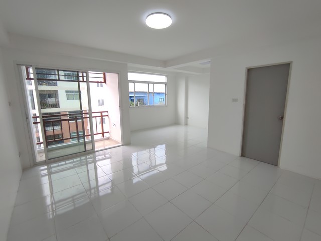 ขาย/ให้เช่า คชาปุรีคอนโด ราชพฤกษ์-ตลิ่งชันผ่อนถูก ใกล้สำนักงานขนส่ง 2 (ตลิ่งชัน)รายละเอียด1. พื้นที่ใช้สอย 32.67 ตรม.2. ชั้น 4 อาคาร B ห้องพึ่งปรับปรุงใหม่เอี่ยม3. ขายเพียง 780,000 บาท4. เช่าห้องเปล่า 3,500 บาท/เดือน (ติดตาข่ายกันนกแล้ว)- เพิ่มแอร์และผ้าม่าน 4,500 บาท/เดือน- เพิ่มแอร์, ผ้าม่าน, เตียง, ตู้เสื้อผ้า 5,000 บาท/เดือน5. เดินทางสะดวก เข้าออกได้ทั้งถนนราชพฤกษ์-สวนผัก, ถนนชัยพฤกษ์ ถ�