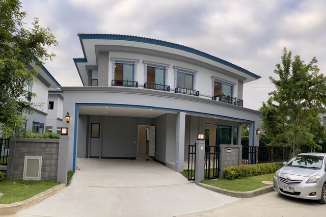 ขายด่วน บ้านเดี่ยวหรูคุณภาพเยี่ยม ติดถนนกาญจนาภิเษก บางแคใกล้ MRT หลักสอง เพียง 2.5 กม.- แบบ 4 ห้องนอน, 4 ห้องน้ำ- บ้านเดี่ยว 2 ชั้น หลังมุม- ขนาดที่ดิน 55.8 ตรว.- หน้าบ้านหันทิศใต้ ทิศเฮงรับทรัพย์- ขายลดราคาเพียง 8.9 ล้านบาทเฟอร์: แอร์, บิ้วอินครัว, ผ้าม่าน, เตียง, ตู้เสื้อผ้า, โซฟาส่วนกลาง: สระว่ายน้ำระบบเกลือ, สวน, ฟิตเนส, รปภ.24 ชม.สถานที่ใกล้เคียง- ใกล้ MRT หลักสอง 2.5 กม.- ใกล้ The Mall บาง�