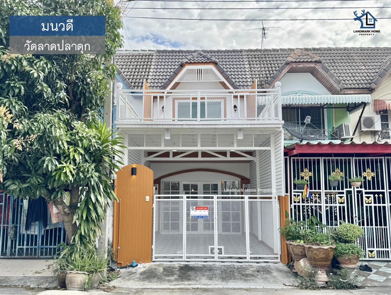 lN-070 มนวดี ซอยวัดลาดปลาดุก** รีโนเวทใหม่พร้อมอยู่ ** บ้านสไตล์มินิมอล ออกแบบลงตัว มีเทอเรสโครงการ : #มนวดีทำเล : #ซอยวัดลาดปลาดุกพื้นที่ :  16 ตร.ว. เพียง 1,690,000 บาทฟังก์ชั่น : 2 นอน 2 น้ำ 1 ครัว 1 จอดสถานที่ใกล้เคียง : - ตั้งอยู่บนถนนสายหลัก ได้แก่ ถนนกาญจนาภิเษก ซอยวัดลาดปลาดุก- อยู่ในชุมชนสามารถค้าขายได้สิ่งอำนวยความสะดวก- ใกล้ห้างสรรพสินค้าเซ็นทรัลเวสต์เกต ,อิเกีย บางใหญ่ 