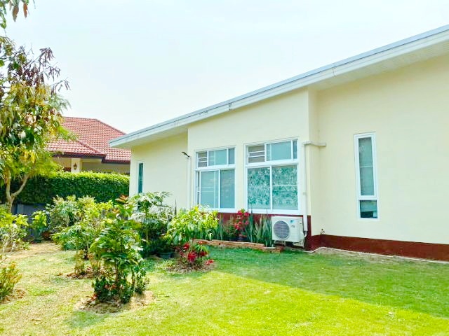 สวนพฤกษศาสตร์ทวีชล 1.9กม. ปตท. ดอยสะเก็ด 2.8 กม. ให้เช่าบ้านเดี่ยวสไตล์โมเดิร์นชั้นเดียว ร่มรื่น เป็นธรรมชาติ 66 ตร.วา. 264 ตร.ม. 3 นอน 3 น้ำ รร.นานาชาติเชียงใหม่ CIS 5.0 กม. พร้อมเฟอร์ฯ 24,998 B-M.ทำเลสงบ เป็นส่วนตัวใกล้เมือง  ตลาดดอยสะเก็ด 3.0 กม. เดินทางสะดวก ถ.เชียงใหม่-ดอยสะเก็ด Taweechol Botanical Garden 1.9 km. Single-story modern house for rent 66 sq.wa. 264 sq.m. surrounded by nature 3 bed 3 bath Near Chiang Mai International School CIS 5.0 km Fully furnished 24,998B-M. Quiet and private location close to the city and Doi Saket market 3.0 km. Convenient access via 