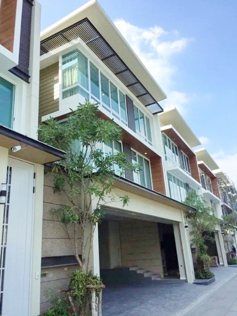 ม.หอการค้า 1.5 กม. ซ.อินทามระ 5-15  BTS สะพานควาย 600ม. เช่า-ขายบ้านเดี่ยว 3 ชั้นใจกลางเมือง 75 ตร.วา. 300 ตร.ม.  ตกแต่งครบพร้อมเฟอร์ฯ  3-4นอน 6 น้ำ ตลาดนัดจตุจักร 1 กม. 94,998 B-M. ขาย 27.9 ลบ.ถ.พหลโยธินUniversity of the Thai Chamber of Commerce. 1.5 km.  Soi Inthamara.5-15 BTS Saphan Khwai. 600m. 3-story detached house for rent or sale in the heart of the city 75 sq.wa. 300 sq.m.University of the Thai Chamber of Commerce. 1.5 km.  Fully furnished 3-4bed 6bath  7-11 nearby. Chatuchak Market 1 km away. 94,998  B-M. Sale price 27.9 million THB. Pahonyothin Road. แยก-สะพานควาย-สุทธิสาร ถ.พหลโยธิน สุทธิสารวินิจฉัย แขวงสามเสนใน เ�