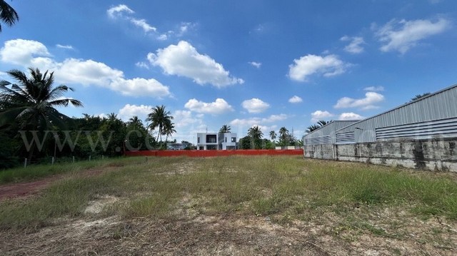 รหัสทรัพย์ N0906บ้านเดี่ยว สร้างใหม่ พร้อมที่ดิน ติดถนนเพชรเกษม 1-2-52.4 ไร่ ราชบุรีที่ตั้ง : ถนนเพชรเกษม ตำบลหนองโพ อำเภอโพธาราม จังหวัดราชบุรี 70120รายละเอียดทรัพย์&nbsp;- ที่ดิน 1 ไร่ 2 งาน 52.4 ตารางวา- บ้านเดี่ยวสองชั้นปลูกสร้างใหม่ 1 หลังบนที่ดิน ขนาดพื้นที่ใช้สอย 146 ตารางเมตร- ทำเลดีติดถนนใหญ่สามารถทำการค้าขายได้- หน้าที่ดินหันหน้าทางทิศตะวันออกสถานที่และทำเลใกล้เคียง