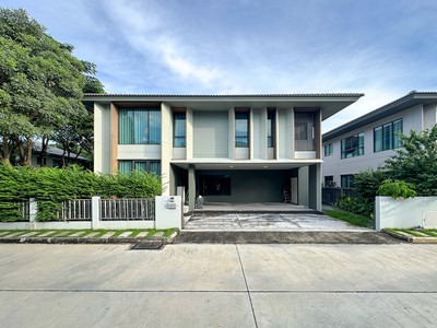 หาไม่ได้แล้ว Type ใหญ่สุด หลังริม!! ให้เช่าบ้านเดี่ยว หมู่บ้านสราญสิริ ศรีวารี 1 (Saransiri Sriwaree 1) 80 ตร.วา สภาพใหม่เอี่ยม ใกล้สนามบินสุวรรณภูมิ.บ้านเดี่ยวหรูโครงการคุณภาพจากแสนสิริGoogle Maps: https://maps.app.goo.gl/gRrGb5q8jnYJYG7s9ลงทุนใน “บ้าน” ที่ให้ได้มากกว่าแค่ที่อยู่อาศัย แต่คือ “ทรัพย์สินแห่งคุณค่า” ที่เติบโตในอนาคต.รายละเอียดตัวบ้าน- ขนาดที่ดิน 80 ตร.ว.- พื้นที่ใช้สอย 258 ตร.ม.- บ้าน 2 ชั้น- 4 ห้องนอน 4