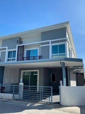 หลังมุม หายาก! จอดรถนอกรั้วบ้านได้เพิ่มสองคัน!! ทาวน์โฮม นิรันดร์ วิลล์ 59 (Nirun Ville 59) 24 ตร.ว. ใกล้ BTS ศรีนครินทร์.ที่ตั้ง: ถนนศรีนครินทร์ ซอยทรัพย์บุญชัย 39 ต.บางเมือง อ.สมุทรปราการ จ.สมุทรปราการ.รายละเอียด- ขนาด 24 ตร.ว. พื้นที่ใช้สอย 91 ตร.ม.- ทาวน์โฮม 2 ชั้น 3 ห้องนอน 2 ห้องน้ำ ห้องโถง ห้องครัวต่อเติม เป็นสัดส่วน- หลังมุม หันทิศใต้ รับลม เงียบสงบ- พิเศษสุดๆ จอดรถในบ้านได้ 1 คัน นอกบ�