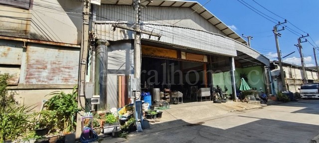 รหัสทรัพย์ 6637โกดัง โรงงาน ห่างจากถนนเพชรเกษม 50 เมตร ซอยกว้าง 6-8 เมตร รถ เทเลอร์ 10 ล้อเข้าได้ที่ตั้ง :&nbsp;ถนนเพชรเกษม ตำบลอ้อมใหญ่ อำเภอสามพราน จังหวัดนครปฐม&nbsp;73160รายละเอียดทรัพย์- โกดังเก็บของหรือโรงงาน เนื้อที่ 131 ตารางวา พื้นที่ใช้สอย 131 ตารางเมตร-&nbsp;หน้ากว้าง 20 ม. ลึก 25 &nbsp;ม.- 1 ห้องกว้างสำหรับทำงาน, 1 ห้องน้ำ, 1 ที่จอดรถ&nbsp;&nbsp;- พื้นปูด้วยกระเบื้อง โครงสร้างแข็งแรง- ทำเลเศรษ