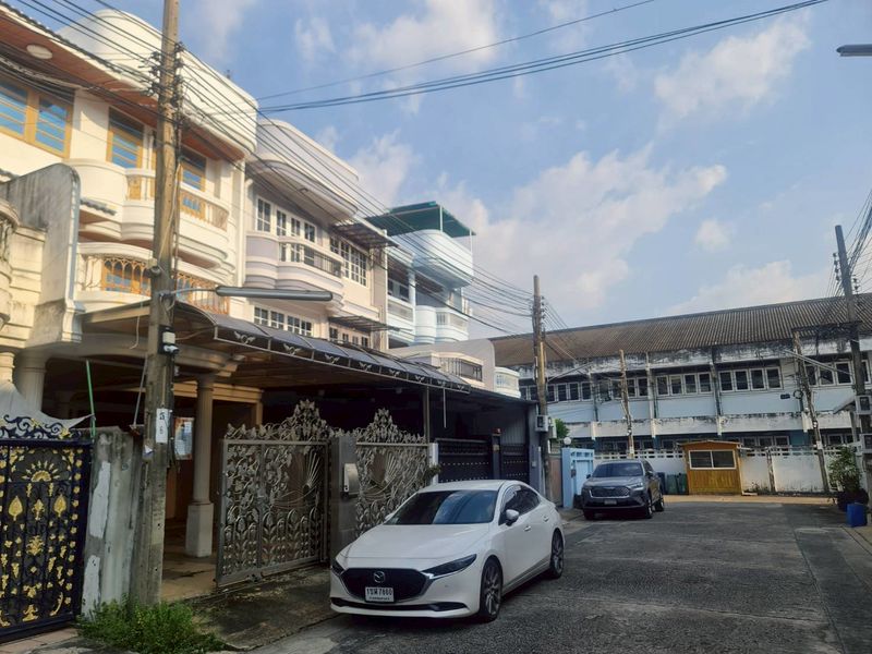 ขาย / เช่าทาวน์เฮ้าส์ 4 ชั้นในซอย บรมราชชนนี 11 #ราคาดีทำเลดีมาก ติดต่อผึ้งรติ 0619419639 ที่ตั้ง : ถ. บรมราชชนนี แขวงอรุณอมรินทร์ เขตบางกอกน้อย จังหวัดกรุงเทพมหานคร 10700ขนาดพื้นที่ : 57 ตร.วารายละเอียดทาวน์เฮ้าส์ 4 ชั้น หน้ากว้าง 7 เมตร ลึก 23 เมตรเจ้าของไม่เคยเข้าอยู่ สภาพดี ตกแต่งพร้อมใช้งานจำนวนห้อง -ชั้น1 ห้องโถงรับแขกและห้องครัวใหญ่มาก-5 ห้องนอน -5 ห้องน้ำจุดเด่น-โครงสร้า