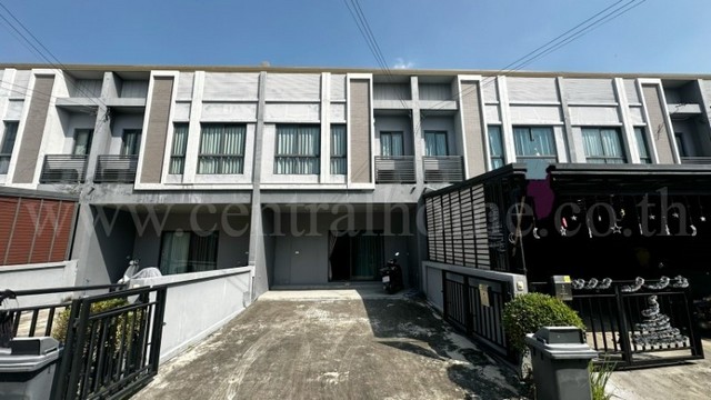 รหัสทรัพย์ : N0793ทาวน์โฮม เวิร์ฟ ติวานนท์ - รังสิต พร้อมอยู่ ราคาถูก&nbsp;แบบบ้านสไตล์ Luxuryที่ตั้ง :&nbsp;ถนนติวานนท์&nbsp;ตำบลบางกะดี อำเภอเมืองปทุมธานี&nbsp;จังหวัดปทุมธานี 12000รายละเอียดทรัพย์&nbsp;- พัฒนาโดย บริษัท เอสซี แอสเสท คอร์ปอเรชั่น จำกัด (มหาชน)- ทาวน์โฮม 2 ชั้น&nbsp;เนื้อที่ 23.4 ตารางวา พื้นที่ใช้สอย 132 ตารางเมตร หน้ากว้าง 5.7 เมตร- 3 ห้องนอน, 2 ห้องน้ำ, 1 ห้องครัว, 1 ห้องรับแขก, 2 ที่จอดรถ-