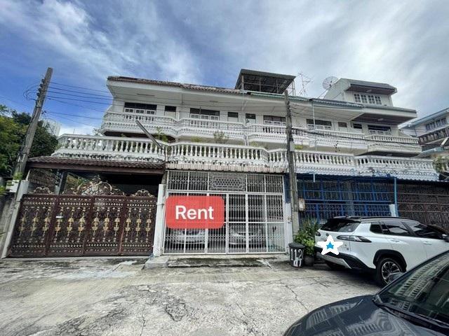 ให้เช่าทาวน์เฮาส์ 4 ชั้น ใจกลางห้วยขวาง ใกล้ MRT สุทธิสาร เพียง 5 นาทีราคาเช่า 60,000 บาท / เดือน ( ประกัน 2 เดือน ล่วงหน้า 1 เดือน )ที่ตั้ง ถนนรัชดาภิเษก แขวงห้วยขวาง เขตห้วยขวาง กรุงเทพมหานครติดต่อ : คุณภัสพงณ์ 0634098164Line : binkem22https://www.facebook.com/profile.php?id=61581484955548พื้นที่ใช้สอยประมาณ 300 ตารางเมตร จำนวน 4 ชั้น 7 ห้องนอน 6 ห้องน้ำ จอดรถ 2 คันเครื่องใช้ไฟฟ้าและเฟอร์นิเจอร์- เครื่องปรับอากาศ 8 เครื่อง / ตู้