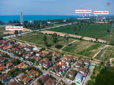 ขายบ้านเดี่ยวหลังมุมพื้นที่ใหญ่ 385 ตร.ม. พร้อมสระน้ำ หมู่บ้านคูณสุข 2 ติดถนนสุขุมวิท อยู่เองก็ได้ หรือทำ Pool Villa ปล่อยเช่าก็ดี ทำเลคุณภาพเหมาะแก่การพักผ่อน.ที่ตั้ง: หมู่บ้านคูณสุข 2 อำเภอสัตหีบ จังหวัดชลบุรีGoogle Maps: https://maps.app.goo.gl/enaaheSJBPUkfMqM6.บ้านเดี่ยวหลังมุมบนพื้นที่ 160 ตารางวา ที่ให้ทั้งความเป็นส่วนตัวและความคุ้มค่าในเวลาเดียวกัน ทำเลติดถนนสุขุมวิท เดินทางสะดวก ใกล้หาด�