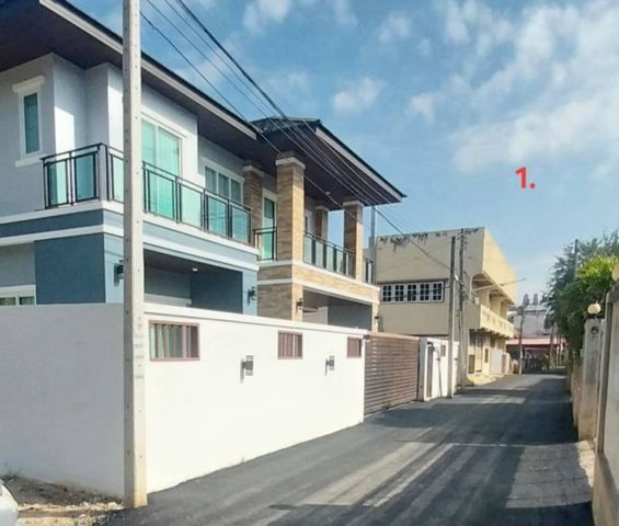 ขายต่ำกว่าราคาประเมิน เพียง 6.3 ล้าน 63 ตรว. #บ้านสร้างใหม่ในเมือง 2 ชั้น #โซนหนองประทีป พร้อมสระว่ายน้ำส่วนตัว สร้างด้วยวัสดุ #SCG ทั้งหลัง #ซื้ออยู่เองหรือปล่อยเช่าได้เนื้อที่ 63 ตารางวา พื้นที่ใช้สอย 249 ตารางเมตร 3 ห้องนอน 3 ห้องน้ำ 1 ห้องครัวสระว่ายน้ำระบบเกลือ 2 ที่จอดรถ แอร์ 4 เครื่องเครื่องทำน้ำอุ่นผ้าม่าน 2 ชั้น อย่างดีกันแสง UV สถานที่ใกล้เคียงโรงเรียนสารสาสน์เช�