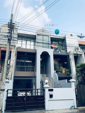 RTJ2116ให้เช่าทาวโฮม3 ชั้น ย่านจตุจักร  ซอยเทศบาลนิมิตรเหนือ2 ใกล้ ตลาดบองมาร์เช่  ตลาดประชานิเวศน์1เนื้อที่ 27 ตร.ว. หน้ากว้าง 5 เมตร5 ห้องนอน 5 ห้องน้ำ จอดรถในบ้านได้ 2 คัน สนใจติดต่อเจี๊ยบ092-851-6969Line: Keti2522**ว่าง1 มกราคม2568**ราคาเช่า 22,000 บาท /เดือนที่ตั้ง : ซอยเทศบาลนิมิตรเหนือ2 ถนนเทศบาลนิมิตรเหนือ ลาดยาว จตุจักร กทม. 10900หมู่บ้านวอร์เรนแมนชั่น2 สภาพใหม่ทั้งหลัง เหมาะสำหรับเช่าอยู่